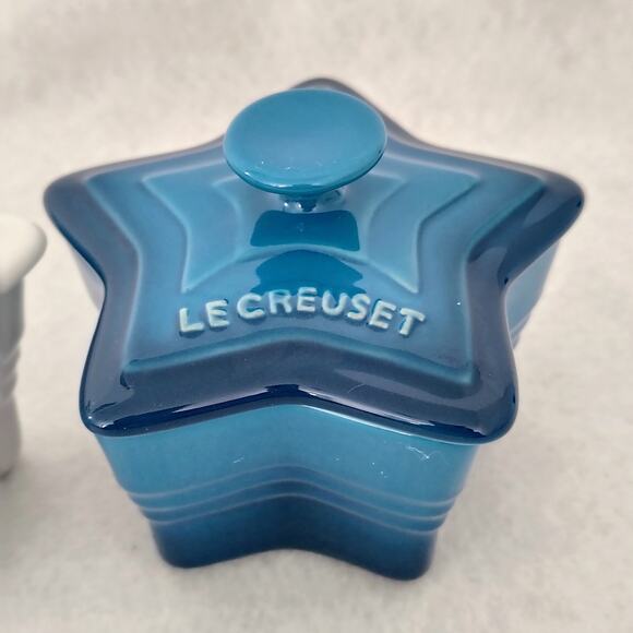 Le Creuset Red White Blue Star Shape Ramekins w/ Lids 6 oz. Set of 3 Mini Baking - Picture 4 of 8
